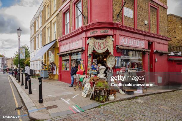 extérieur du magasin d’antiquités sur portobello road, notting hill, londres - notting hill photos et images de collection