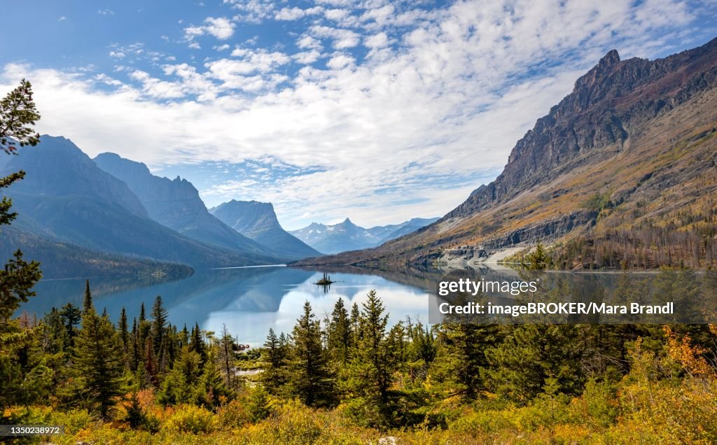 View over Saint Mary Lake with Wild Goose Island in autumn, mountains in the back Mahtotopa Mountain, Lille Chief Mountain, Fusillade Mountain and Goat Mountain, Wild Goose Island Lookout, Glacier National Park, Rocky Mountains, Montana, USA