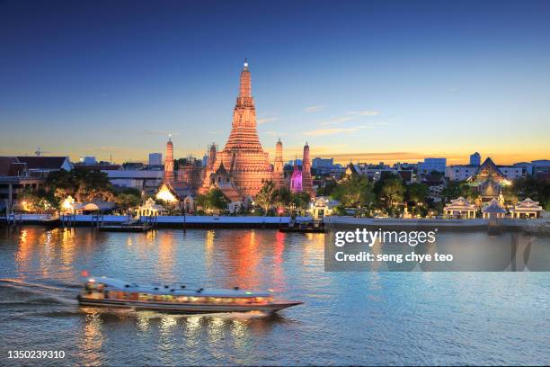 wat arun (temple of dawn), bangkok, thailand. - - wat arun tempel stock-fotos und bilder