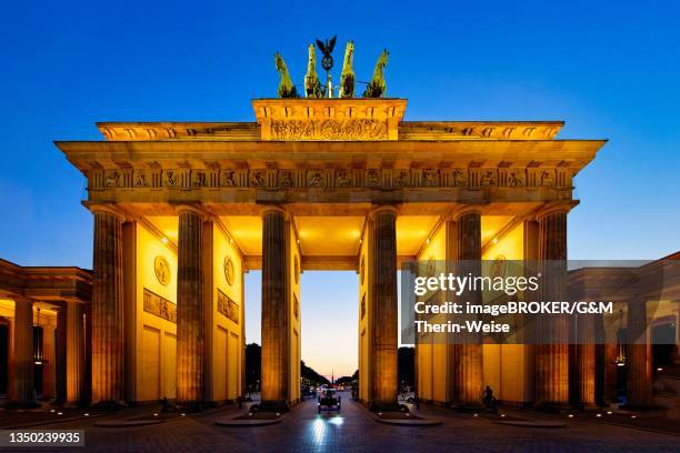 brandenburg gate at sunset, pariser square, unter den linden, berlin, germany - pariser platz stock-fotos und bilder