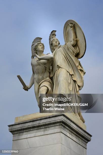 greek mythology statue on schloss bridge, museum island, unter den linden, berlin, germany - pont du château photos et images de collection