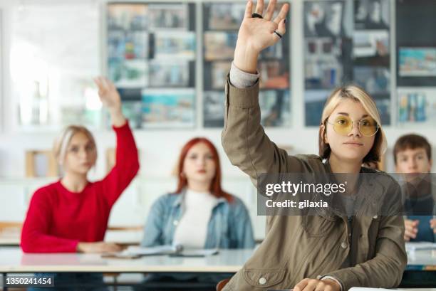 gymnasiasten in einer klasse. - classroom-front-view stock-fotos und bilder