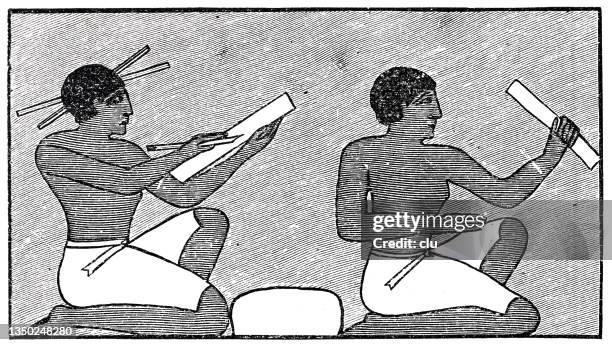 ilustraciones, imágenes clip art, dibujos animados e iconos de stock de dos escritores del antiguo egipto, sentados uno detrás del otro, trabajando con papel de papiro - historia antigua