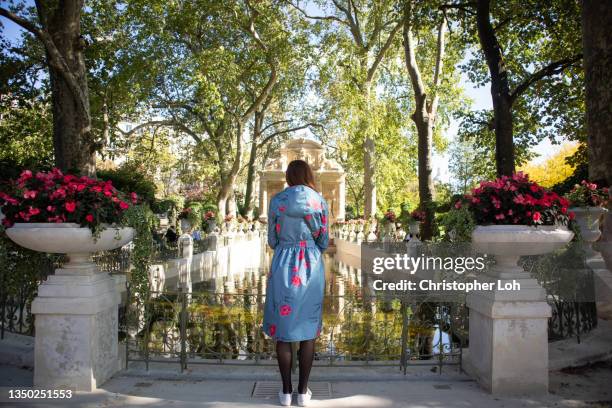 young woman at le jardin du luxembourg - リュクサンブール公園 ストックフォトと画像