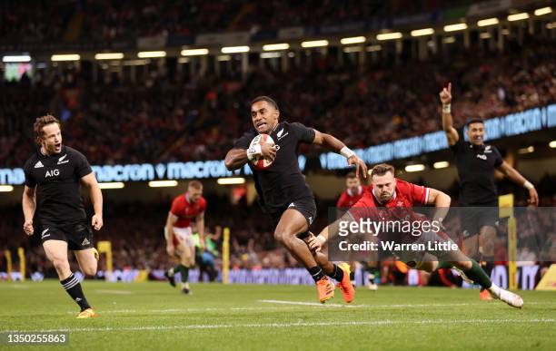 Sevu Reece of New Zealand scores a try during the Autumn International match between Wales and New Zealand at Principality Stadium on October 30,...