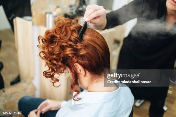 frau im friseursalon - coiffeur stock-fotos und bilder