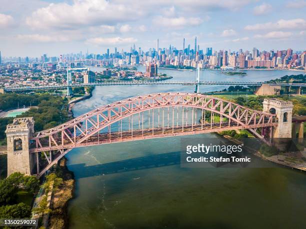 voando sobre a ponte hell gate no queens new york - queens new york city - fotografias e filmes do acervo
