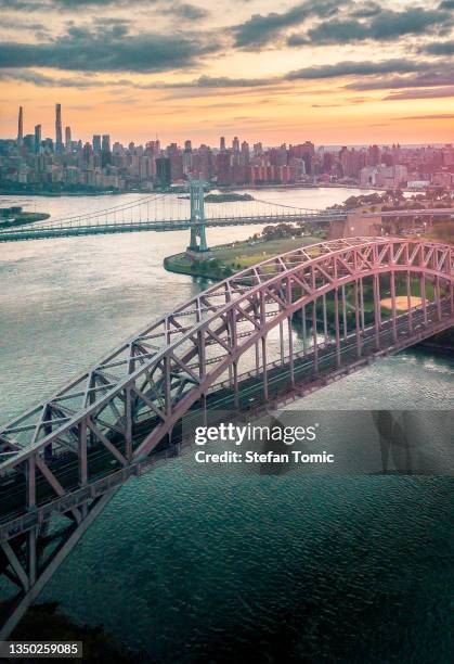 sorvolando il ponte hell gate nel queens di new york - astoria foto e immagini stock