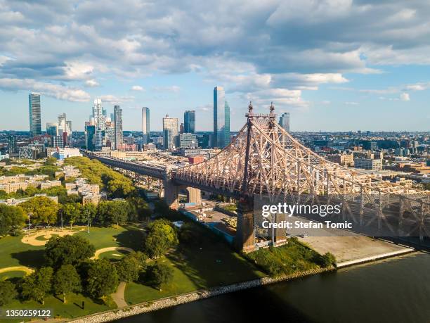 aerial of queensboro bridge on a cloudy day - queens imagens e fotografias de stock