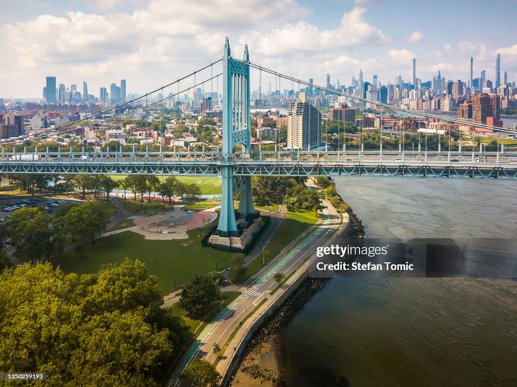 Blick auf die Robert F. Kennedy Bridge und Manhattan an einem hellen Tag