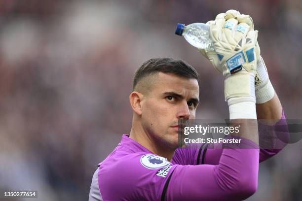 Newcastle goalkeeper Karl Darlow appaluds the fans during the Premier League match between Newcastle United and Chelsea at St. James Park on October...