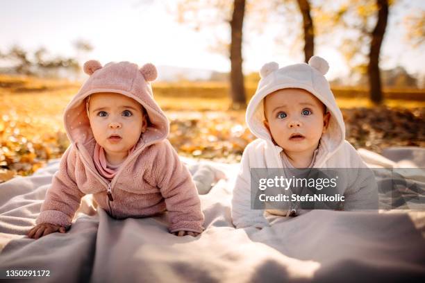 nous sommes identiques - bébés filles photos et images de collection
