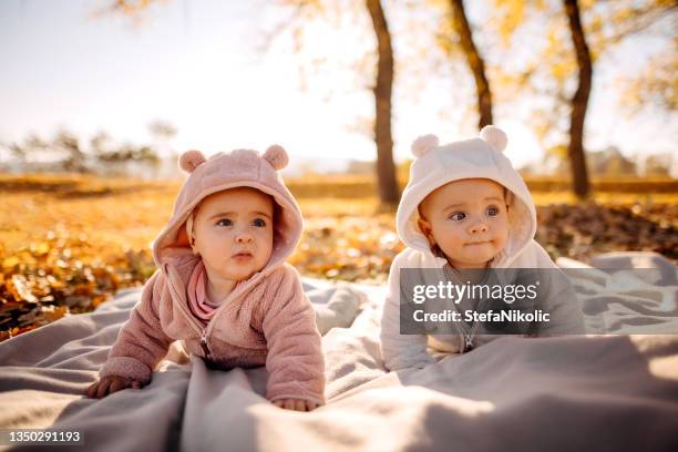 nous sommes identiques - gémellité photos et images de collection