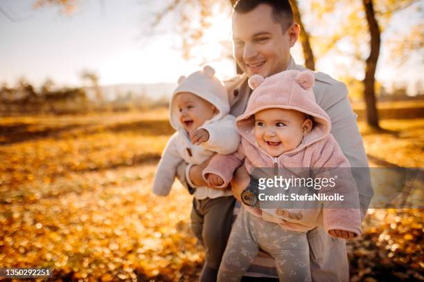father with his twins - twin stockfoto's en -beelden