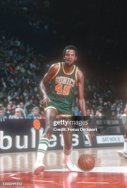 Bruce Seals of the Seattle Supersonics dribbles the ball against the Washington Bullets during an NBA basketball game circa 1975 at the Capital...