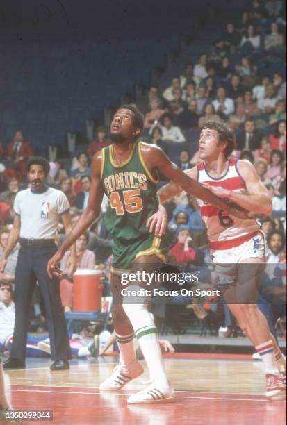 Bruce Seals of the Seattle Supersonics battles for position with Mike Riordan of the Washington Bullets during an NBA basketball game circa 1975 at...