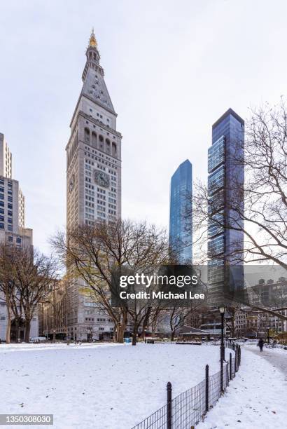 snow covered grounds in new york's madison square park - metropolitan life insurance company tower stock pictures, royalty-free photos & images