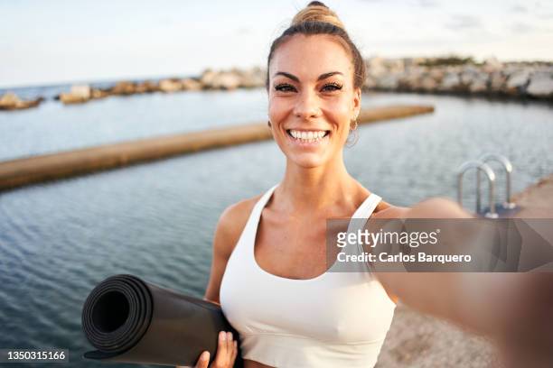 capture the good views and enjoy life after a good pilates routing - woman selfie stockfoto's en -beelden