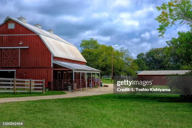 farm in the countryside - barn stock pictures, royalty-free photos & images