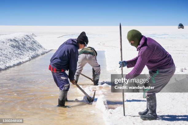 salzbergleute in uyuni-salinen, bolivien - salt flats stock-fotos und bilder