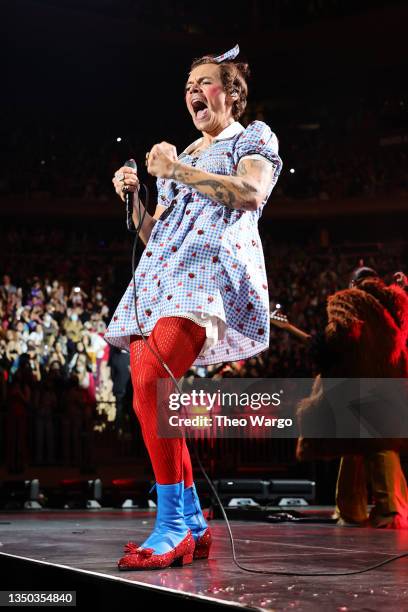 Harry Styles performs onstage at Harry Styles "Harryween" Fancy Dress Party at Madison Square Garden on October 30, 2021 in New York City.