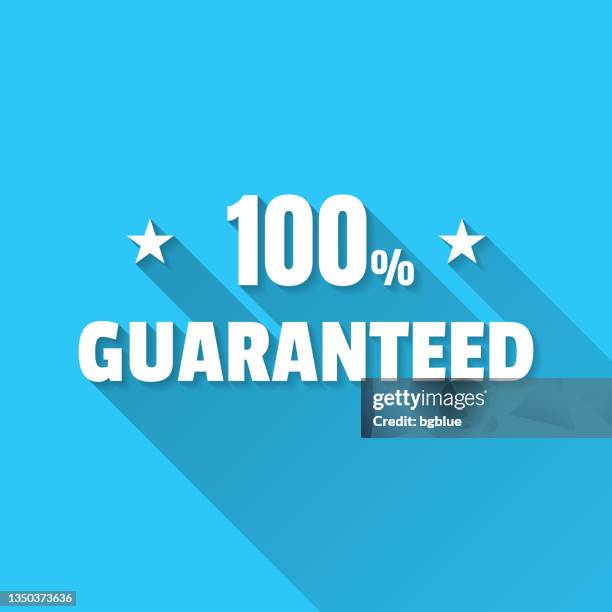 100 prozent garantiert (100% garantiert). icon auf blauem hintergrund - flaches design mit langem schatten - 100 percent stock-grafiken, -clipart, -cartoons und -symbole