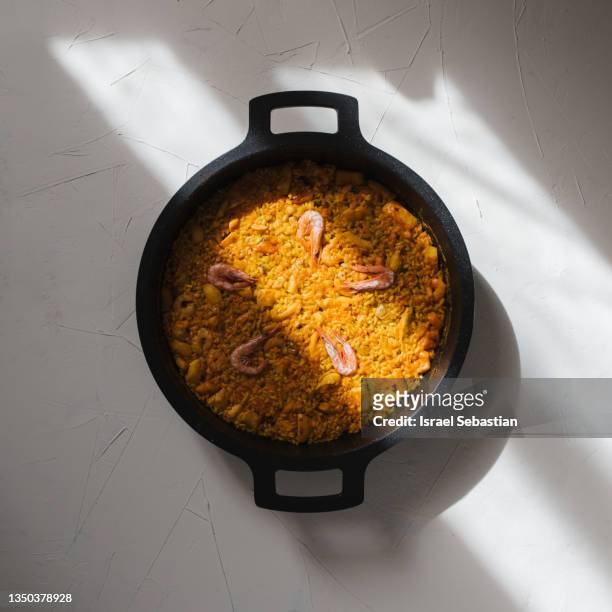 square view of a delicious typical spanish dish paella served in a paella pan. - paella stock-fotos und bilder