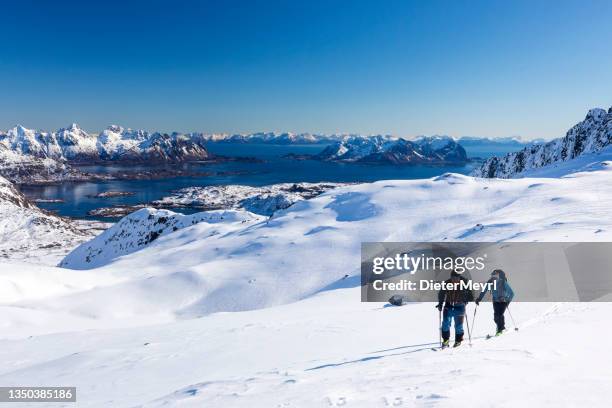 senderismo de esquí de invierno en el hielo eterno, lofoten - noruega - nordic skiing event fotografías e imágenes de stock