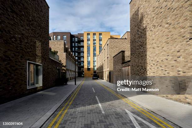new housing redevelopment in pontoon dock silvertown east london england uk. - new england council stock pictures, royalty-free photos & images