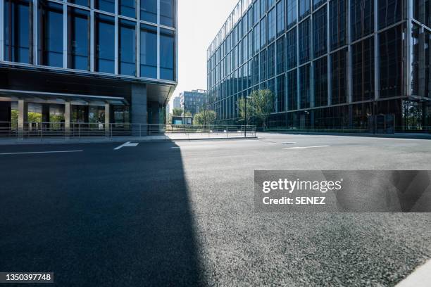 purple,building exterior,construction industry,business,skyscraper,glass - material,reflection,window,contemplation,backgrounds,blue,cityscape,color image,wall - building feature,abstract,new york city,architecture,city,technology,copy space,modern,patter - architectural feature stockfoto's en -beelden