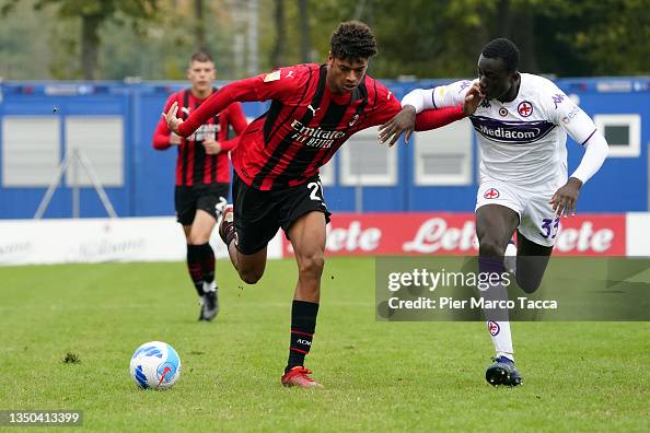 Kevin Bright of AC Milan U19 competes for the ball with Michael News  Photo - Getty Images