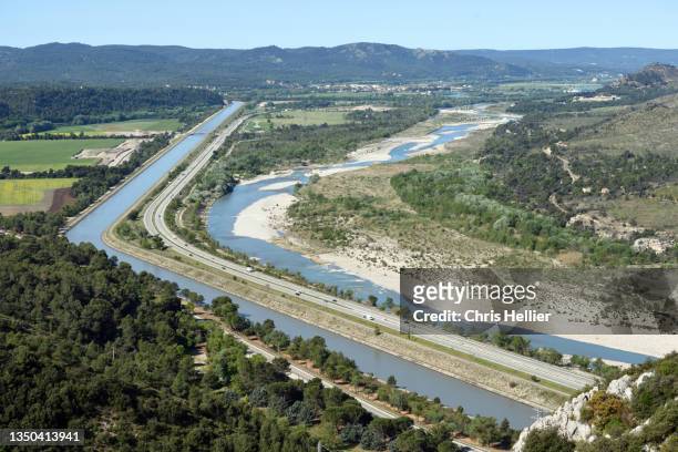 aerial view of the provence canal & the durance river - jouques 個照片及圖片檔