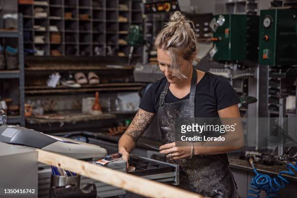 calzolaio donna che lavora in un negozio di calzolai dopo la riapertura nella nuova normalità - torta ripiena di frutta foto e immagini stock