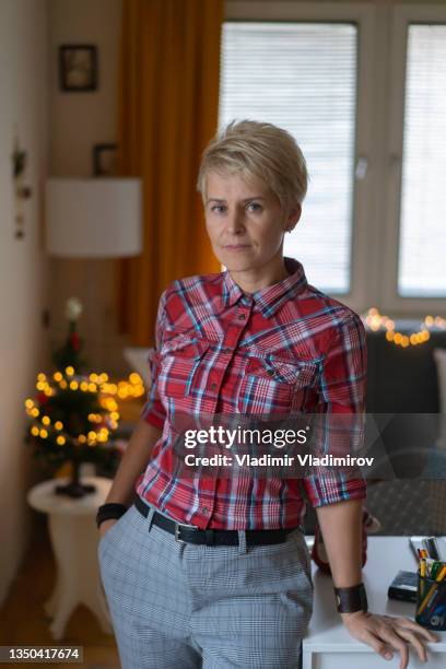 mujer de pie junto a su escritorio en casa - checked shirt fotografías e imágenes de stock