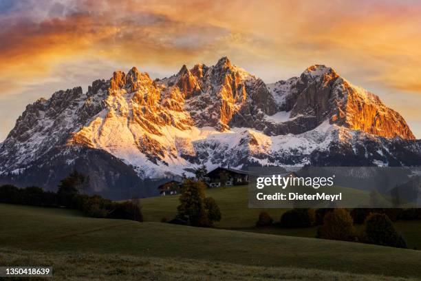 sonnenaufgang bei idyllischer alpenkulisse, bauernhaus vor dem wilden kaiser, österreich, tirol - kaisergebirge - tirol stock-fotos und bilder