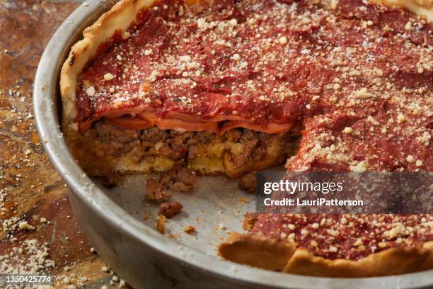 clásico plato profundo estilo chicago pizza pie - honda center fotografías e imágenes de stock