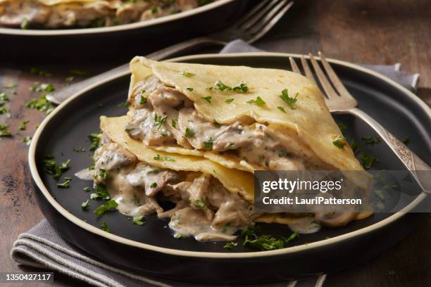 herzhafte crêpes mit cremigem knoblauch, hühnchen und pilzen - pancake stock-fotos und bilder