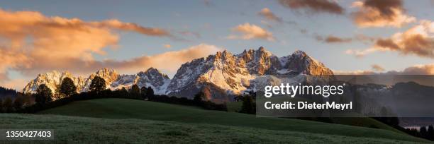 sunrise at idyllic alpine scenery, farmhouse in front of wilder kaiser, austria, tirol - kaiser mountains - tirol do norte imagens e fotografias de stock