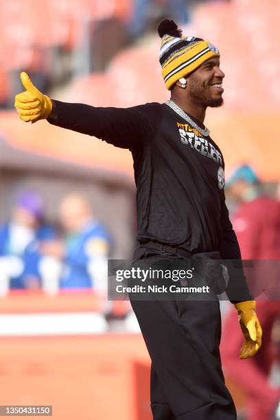 Eric Ebron of the Pittsburgh Steelers reacts during warmups before a game against the Cleveland Browns at FirstEnergy Stadium on October 31, 2021 in...