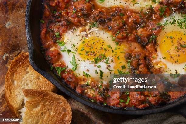 italienische eier im fegefeuer - fegefeuer stock-fotos und bilder