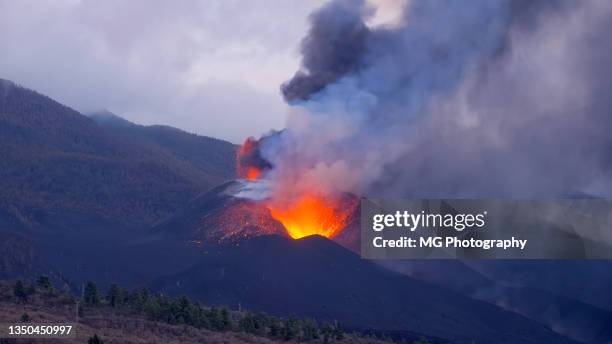 volcano eruption in cumbre vieja, la palma - volcano stock pictures, royalty-free photos & images