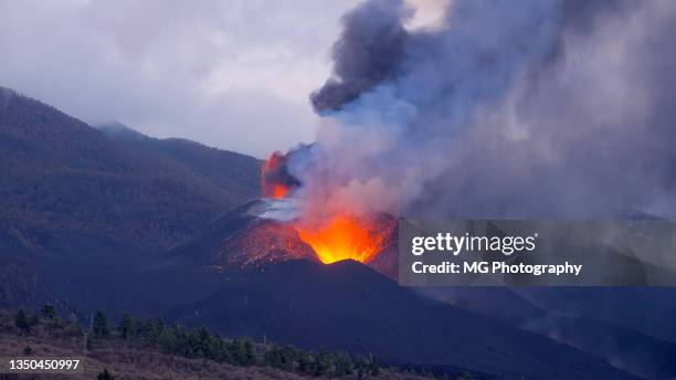 volcano eruption in cumbre vieja, la palma - ash imagens e fotografias de stock