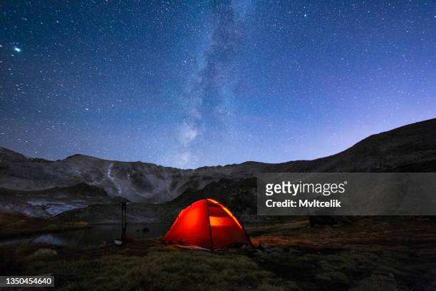 tenda da campeggio e cielo notturno - camp site foto e immagini stock