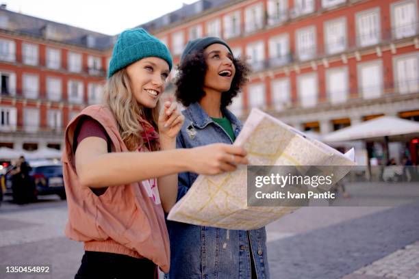 due ragazze turisti - madrid foto e immagini stock