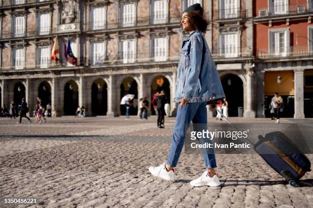 joven viajera solitaria en la calle madrid - plaza mayor madrid fotografías e imágenes de stock
