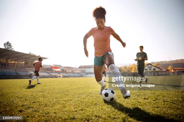 warming up before the game - womens soccer stockfoto's en -beelden