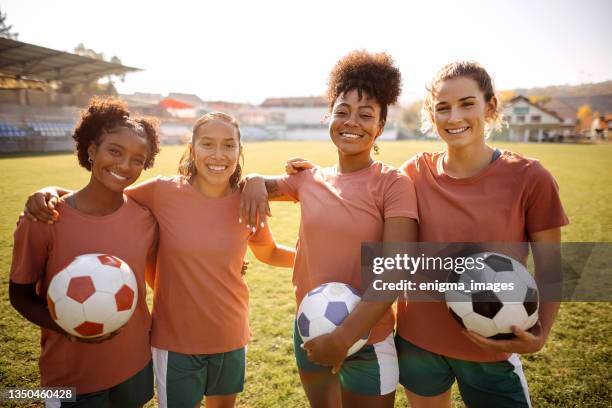 jogadora de futebol feminino - atacando termo esportivo - fotografias e filmes do acervo