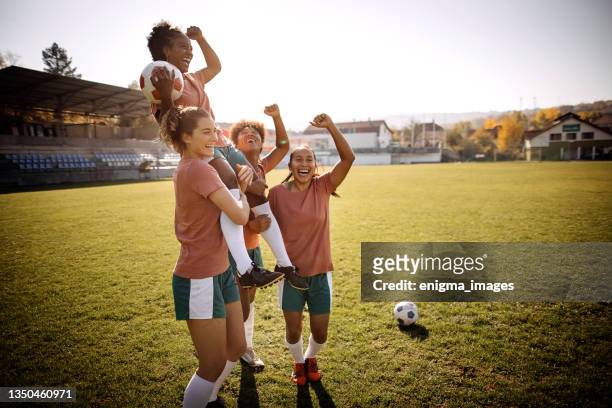 gruppo di calciatori che festeggiano rannicchiati in cerchio - lega di calcio foto e immagini stock
