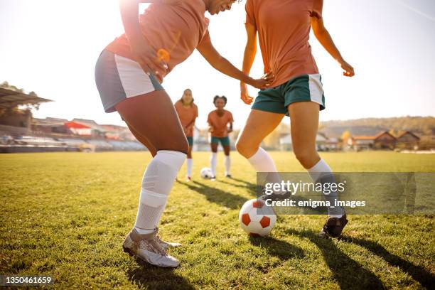 rivalidade em uma partida de futebol feminino - atacar termo esportivo - fotografias e filmes do acervo