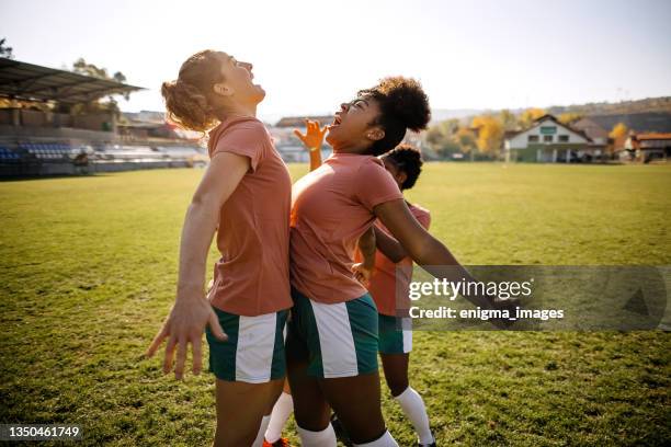rivalidad en un partido de fútbol femenino - delantero-atleta fotografías e imágenes de stock